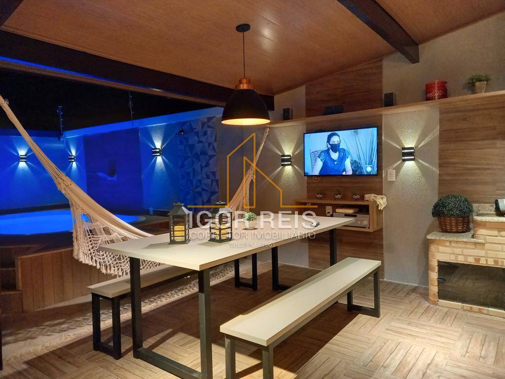 Casa à venda com 3 quartos, 240m² - Foto 1