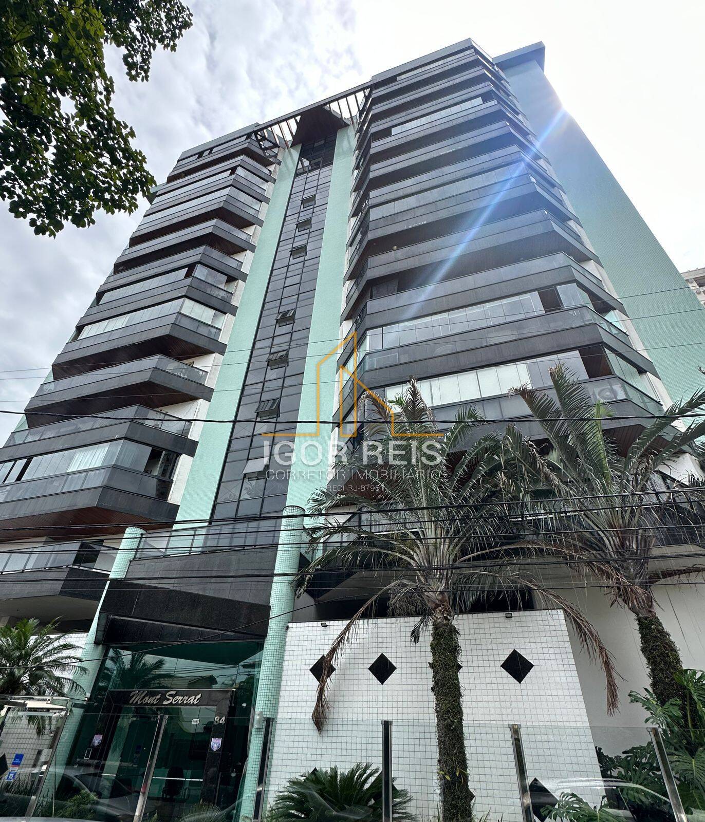 Apartamento Amplo no Edifício Mont Serrat: Vista Deslumbrante