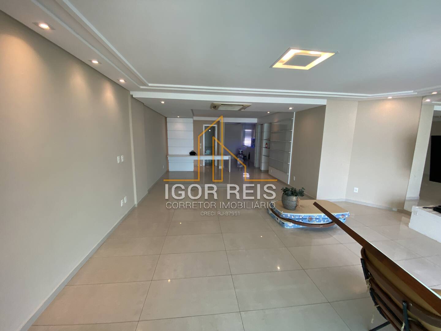 Apartamento para alugar com 4 quartos, 200m² - Foto 2